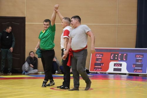 Ветераннар да  кулына  сөлге  алды һәм ...яшьләрне аркасына  салды