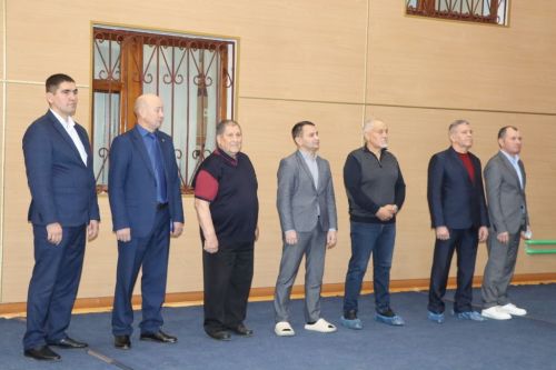 Ветераннар да  кулына  сөлге  алды һәм ...яшьләрне аркасына  салды