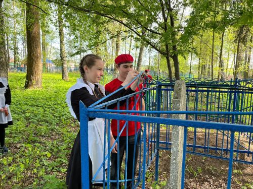 Югары Симет зиратында сугыш ветераннары каберлекләренә Георгий тасмалары бәйләделәр