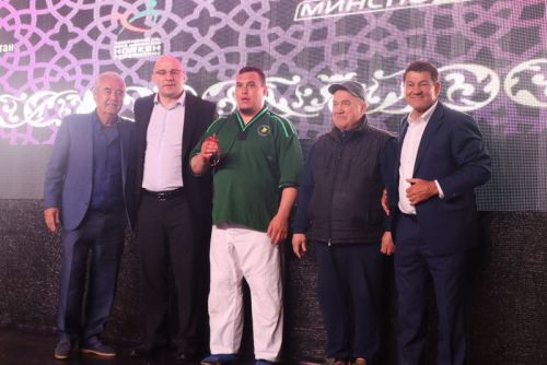 Миңгәрдә билбау  көрәше буенча дөнья чемпионатында  автомобиль Радик  Сәлаховка  бирелде