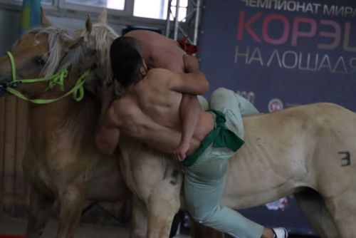 Сабада атларга утырып көрәшү буенча  дөнья  чемпионаты үтте