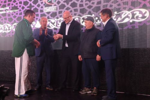 Миңгәрдә билбау  көрәше буенча дөнья чемпионатында  автомобиль Радик  Сәлаховка  бирелде