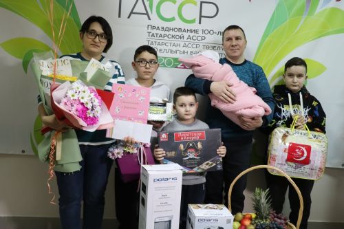 Район тудырү бүлегеннән Яңа елның беренче сабыен өенә озаттылар