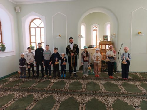 Лесхоз мәчетендә намазга йөрүче балаларга күчтәнәчләр тараттылар