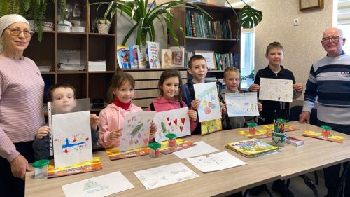 Явлаштау балалары кәгазьгә кышкы бизәкләр төшерәләр