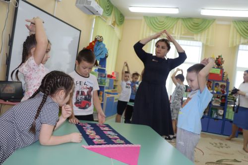 «Тәрбияче эше бик кызыклы, са­быйлар белән үзебез дә гел ба­­лачак илендә яшибез», -диләр тәрбиячеләр