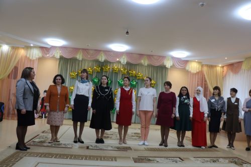 «Тәрбияче эше бик кызыклы, са­быйлар белән үзебез дә гел ба­­лачак илендә яшибез», -диләр тәрбиячеләр