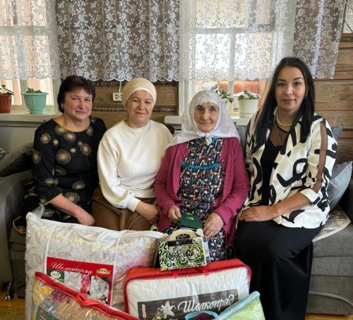 Югары Симет авылында яшәүче Сәрия  Һадимуллинаны 90 яшьлек юбилее белән котладылар