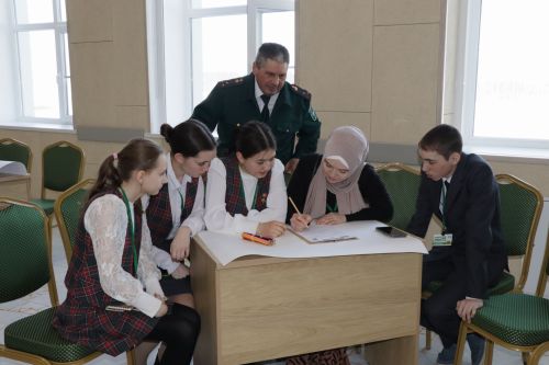 “Будет чисто” хәрәкәте активистлары Саба урта мәктәбендә “Һәр җирдә чиста булсын” экологик форумын үткәрделәр