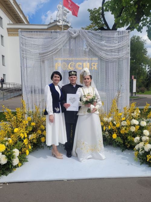 Саба яшьләре Айгөл һәм Данияр Мифтаховлар законлы никахларын Мәскәү каласында рәсмиләштерде