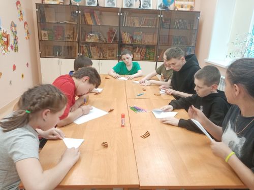 «Тургай» приютында тәрбияләнүчеләр Җиңү көненә  Георгий тасмаларыннан брошкалар ясадылар