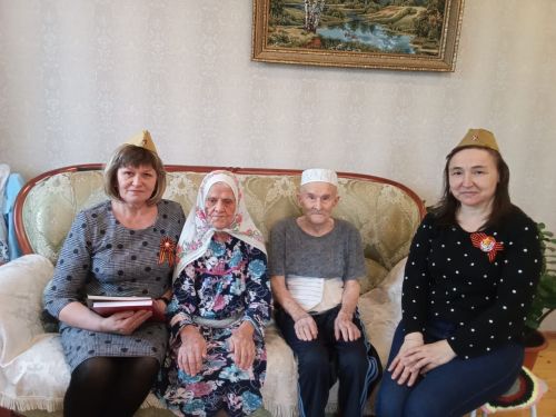 Юлбат мәдәният йорты һәм китапханә хезмәткәрләре тыл ветераннарының хәлләрен белделәр
