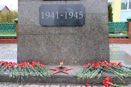 Күңелләрдә – тирән ихтирам хисләре, һәйкәлләрдә – чәчәкләр  (фоторепортаж)