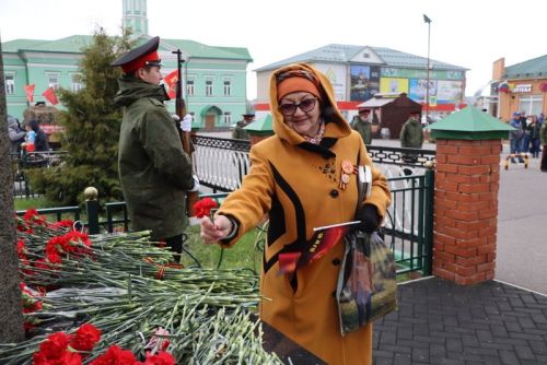 Күңелләрдә – тирән ихтирам хисләре, һәйкәлләрдә – чәчәкләр  (фоторепортаж)