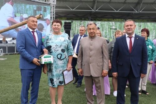 Көнне төнгә ялгап эшләүчеләрне тәбрикләделәр