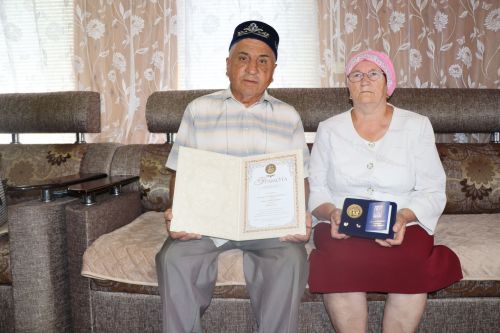 Бүген Сатыш авылында яшәүче Ризәлә һәм Расим Шакировларга Мәхәббәт һәм тугрылык көне уңаеннан истәлек медале тапшырдылар
