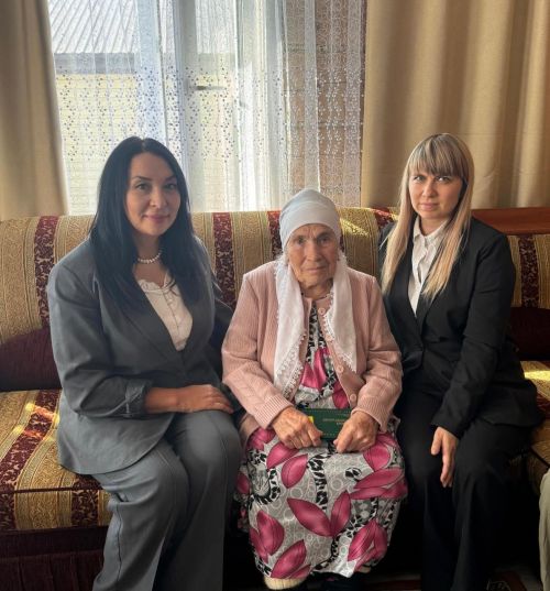 Шәмәрдәндә яшәүче  Зәмзә­мия  Зиннурованы  90 яшьлек юбилее белән котладылар