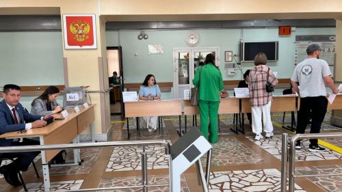 Сабаның 2484 номерлы сайлау участогына тавыш бирергә килүчеләрне чәй, коймак белән каршы алалар