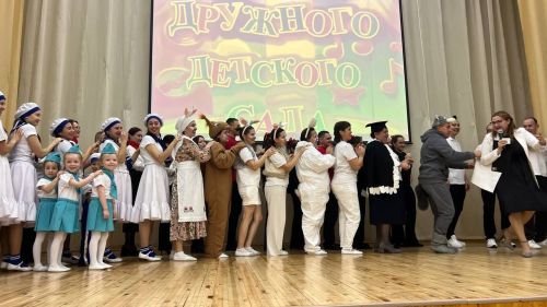 Әти-әниләр тәрбиячеләр белән берлектә  «Тату балалар бакчасы сере»н ачыкладылар (фоторепортаж)