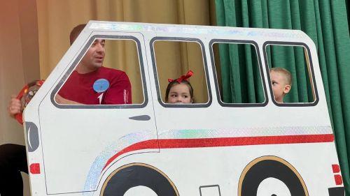 Әти-әниләр тәрбиячеләр белән берлектә  «Тату балалар бакчасы сере»н ачыкладылар (фоторепортаж)