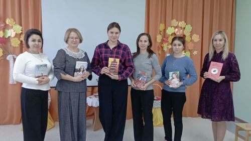 Шәмәрдән авыл китапханәсенең «Матурлык» яшь әниләр клубында  иң мавыктыргыч 10 китапка күзәтү үткәрделәр