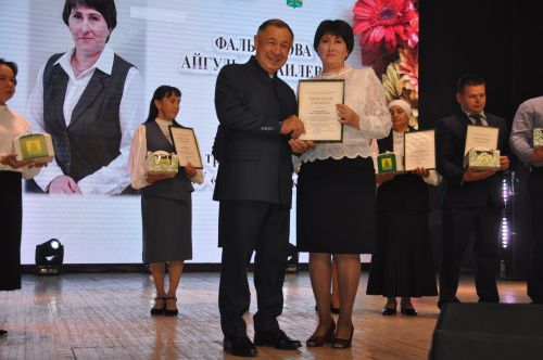 Укытучылар көне уңаеннан үткәрелгән бәйрәм чарасында 70кә якын мәгариф хезмәткәре сәхнә түренә чакырылып хөрмәтләнде