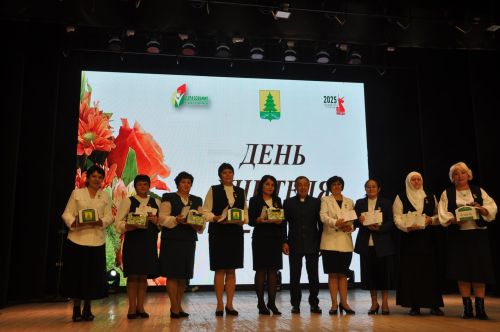 Укытучылар көне уңаеннан үткәрелгән бәйрәм чарасында 70кә якын мәгариф хезмәткәре сәхнә түренә чакырылып хөрмәтләнде