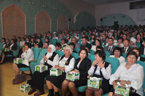 Укытучылар көне уңаеннан үткәрелгән бәйрәм чарасында 70кә якын мәгариф хезмәткәре сәхнә түренә чакырылып хөрмәтләнде