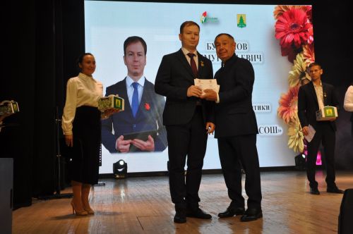 Укытучылар көне уңаеннан үткәрелгән бәйрәм чарасында 70кә якын мәгариф хезмәткәре сәхнә түренә чакырылып хөрмәтләнде