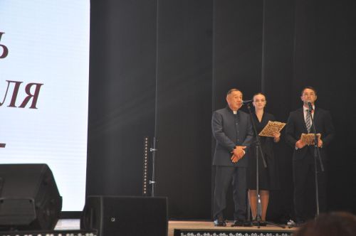 Укытучылар көне уңаеннан үткәрелгән бәйрәм чарасында 70кә якын мәгариф хезмәткәре сәхнә түренә чакырылып хөрмәтләнде