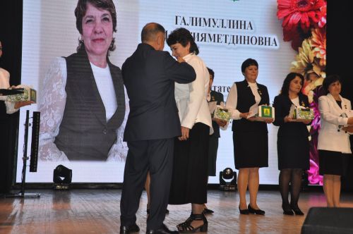 Укытучылар көне уңаеннан үткәрелгән бәйрәм чарасында 70кә якын мәгариф хезмәткәре сәхнә түренә чакырылып хөрмәтләнде