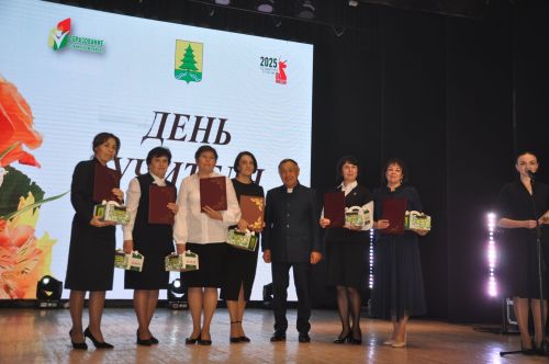 Укытучылар көне уңаеннан үткәрелгән бәйрәм чарасында 70кә якын мәгариф хезмәткәре сәхнә түренә чакырылып хөрмәтләнде