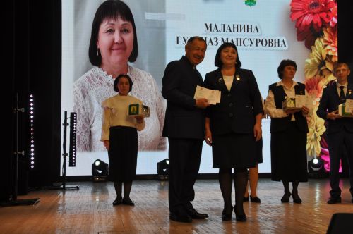 Укытучылар көне уңаеннан үткәрелгән бәйрәм чарасында 70кә якын мәгариф хезмәткәре сәхнә түренә чакырылып хөрмәтләнде