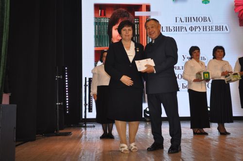 Укытучылар көне уңаеннан үткәрелгән бәйрәм чарасында 70кә якын мәгариф хезмәткәре сәхнә түренә чакырылып хөрмәтләнде