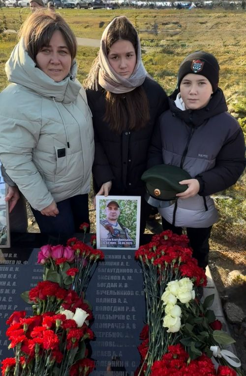 Райондашыбыз, махсус хәрби операциядә вафат булган Азат Вәлиевның исеме Рощинскийдагы «Хәтер паркы» мемориаль комплексында мәңгеләштерелде