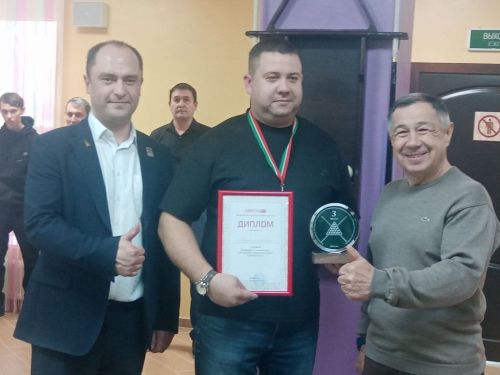 Сабада муниципаль хезмәткәрләр бильярд  уйнады