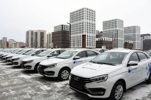 Рөстәм Миңнеханов республика массакүләм мәгълүмат чараларына 49 автомобиль ачкычы тапшырды