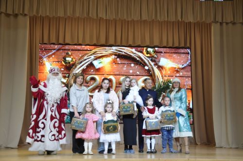 Сабада  әтиләре махсус хәрби операциядә булган мәктәпкәчә яшьтәге балалар өчен Чыршы бәйрәме узды