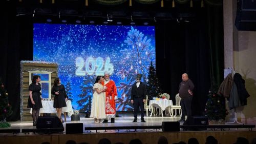 Район мәдәният йортында Саба тамашачысы өчен «Әлмәндәргә ияреп, ягъни, «Әлмәндәр хикмәтләре» дигән Яңа ел тамашасы күрсәтелде
