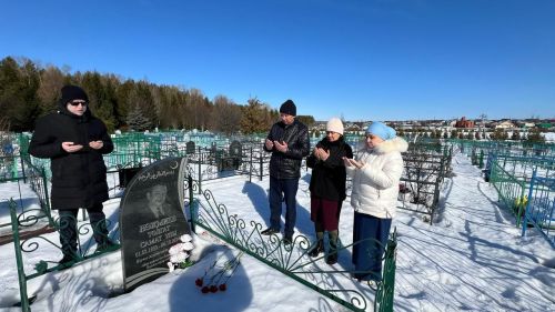 Остазыбызның каберен зыярәт кылдык