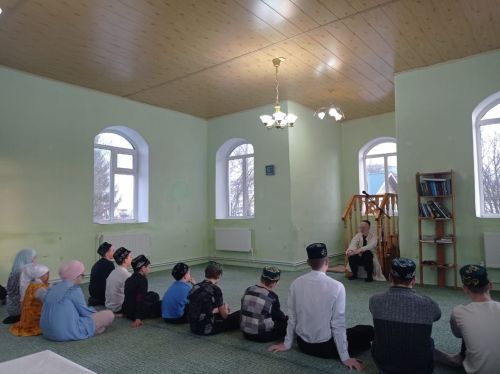 Сатыш мәчетендә балаларга авыз ачтырдылар