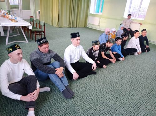 Сатыш мәчетендә балаларга авыз ачтырдылар