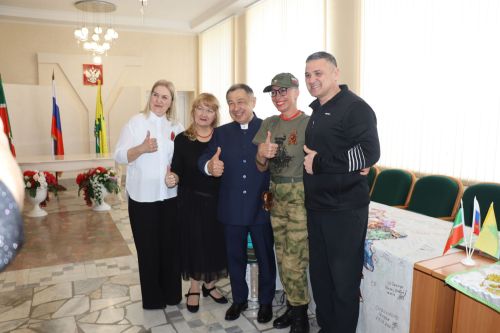 Район башлыгы Рәис Миңнеханов гүзәл затларыбызны бәйрәм белән котлады