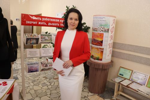 Район башлыгы Рәис Миңнеханов гүзәл затларыбызны бәйрәм белән котлады