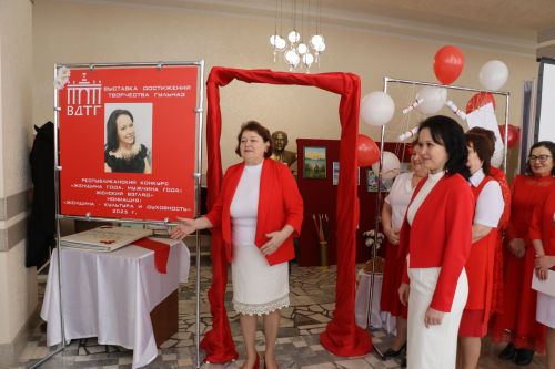Район башлыгы Рәис Миңнеханов гүзәл затларыбызны бәйрәм белән котлады