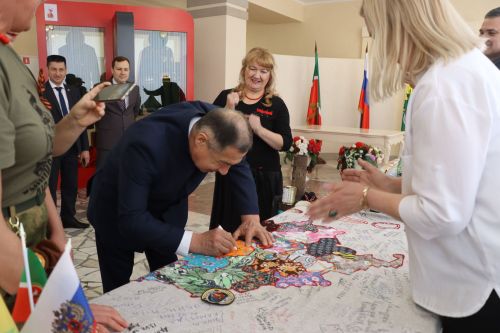 Район башлыгы Рәис Миңнеханов гүзәл затларыбызны бәйрәм белән котлады