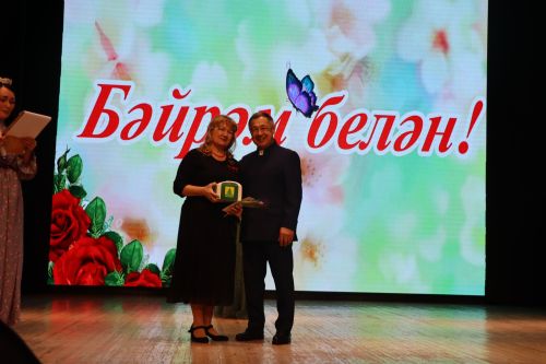 Район башлыгы Рәис Миңнеханов гүзәл затларыбызны бәйрәм белән котлады