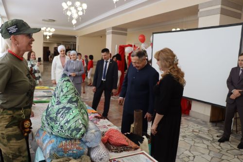 Район башлыгы Рәис Миңнеханов гүзәл затларыбызны бәйрәм белән котлады