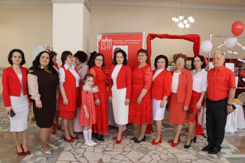 Район башлыгы Рәис Миңнеханов гүзәл затларыбызны бәйрәм белән котлады