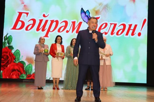 Район башлыгы Рәис Миңнеханов гүзәл затларыбызны бәйрәм белән котлады